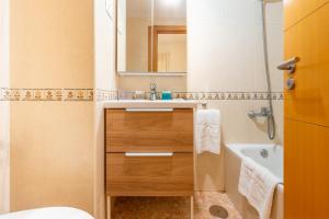 a bathroom with a sink and a toilet and a tub at WintowinRentals Great Apartment, Amazing Location in Parque Mediterráneo in Málaga