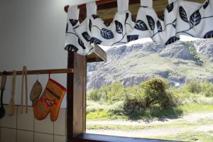 ventana en la cocina con vistas a la montaña en EOLIA 4 Cabaña, excelente ubicación en El Chaltén