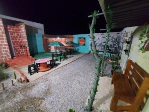 un modèle de patio avec une table et des chaises dans l'établissement Pousada Naturaly, à Serra Caiada