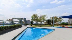 een zwembad in een hotel bij Kota Damansara 3BR for 1-12pax near IVF in Encorp in Petaling Jaya