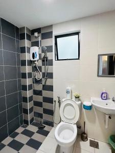 La salle de bains est pourvue de toilettes et d'un lavabo. dans l'établissement P3 Cozy Stay / Waterpark / 7-8pax Ipoh, à Ipoh