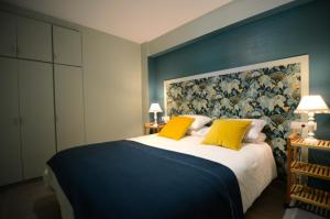 1 dormitorio con 1 cama grande con almohadas amarillas en Catalonia 3-6, en L'Estartit