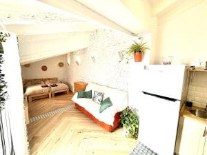 a living room with a couch and a refrigerator at Loft B El Ramellet in Alginet