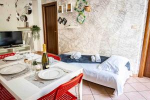 a dining room with a table with red chairs at Appartamento comodo alla metro ideale per coppie e famiglie, casa costa in Collegno
