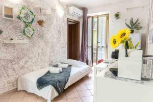 a bedroom with a bed and a table with towels at Appartamento comodo alla metro ideale per coppie e famiglie, casa costa in Collegno