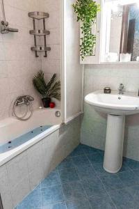 a bathroom with a sink and a bath tub and a sink at Appartamento comodo alla metro ideale per coppie e famiglie, casa costa in Collegno