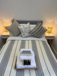 Una bandeja en una cama con una báscula. en Brand NEW apartment with FREE Parking, Sleeps 4, near Beach & City Centre en Waterloo