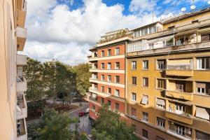 ein Apartmenthaus mit Blick auf eine Straße in der Unterkunft AlbaDea Apartment in Rom
