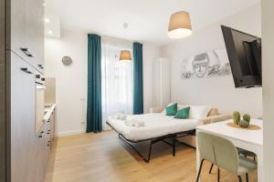 ein Wohnzimmer mit einem Sofa und einem Tisch in der Unterkunft AlbaDea Apartment in Rom