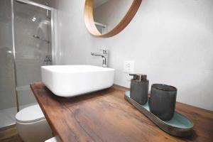 een badkamer met een wastafel, een toilet en een spiegel bij Blue Sand Apartment in Costa Teguise in Costa Teguise +12 foto's