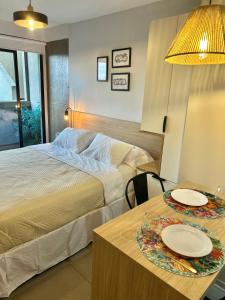 a bedroom with a bed and a table with plates on it at ZOE PREMIUM Tucuman excelente ubicación luminoso, con PILETA!! in San Miguel de Tucumán +34 photos