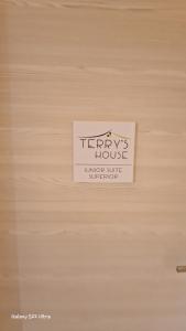 Certifikát, hodnocení, plakát nebo jiný dokument vystavený v ubytování Terry's House