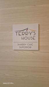 Certifikát, hodnocení, plakát nebo jiný dokument vystavený v ubytování Terry's House
