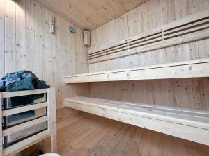 un sauna vide avec des murs en bois et du parquet dans l'établissement Ivanečka 505, à Zagreb