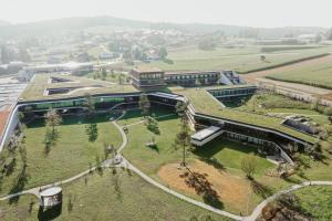 una vista aerea di un edificio con tetto verde di Loxone Campus a Kollerschlag