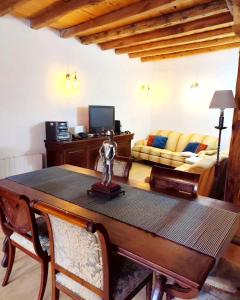 Televízia a/alebo spoločenská miestnosť v ubytovaní Casa Rural Casona Camino Pedraza - 4 Estrellas