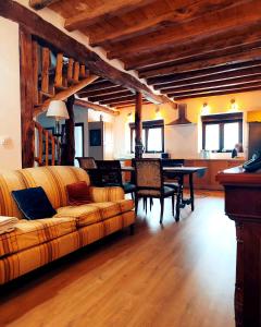 - un salon avec un canapé et une table dans l'établissement Casa Rural Casona Camino Pedraza - 4 Estrellas, à Arcones