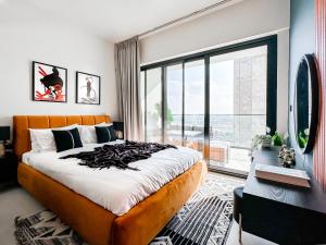 Postel nebo postele na pokoji v ubytování Trophy - Luxury Canal View Suites.
