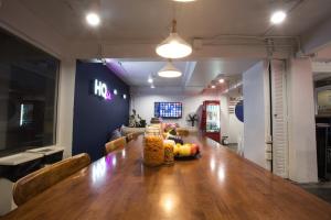 TV a/nebo společenská místnost v ubytování Qilombo Hostel Silom - HQ