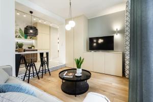 una sala de estar con un sofá y una mesa en Stylowy apartament nad Odrą, en Wroclaw