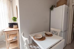 una pequeña cocina blanca con nevera blanca en 2ndhomes Bright & Spacious, 5 Bedroom Apartment in the Center en Helsinki