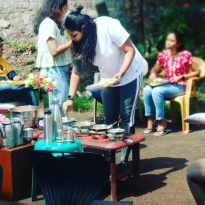 Sugan Residency في كوديكانال: امرأة تحضر الطعام على طاولة