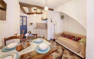 ein Wohnzimmer mit einem Tisch und einem Sofa in der Unterkunft Gorgeous Home In El Gastor With Kitchenette in El Gastor
