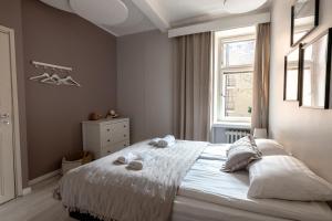 1 dormitorio con 1 cama grande y toallas. en 2ndhomes Bright & Spacious, 5 Bedroom Apartment in the Center en Helsinki