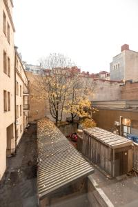 una vista sul soffitto di una panchina in una città di 2ndhomes Bright & Spacious, 5 Bedroom Apartment in the Center a Helsinki