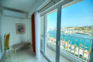a room with a balcony with a view of the ocean at Bright & modern 2bedrooms with sea views GOGZR1-2 in Il-Gżira