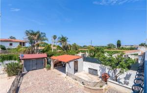 an aerial view of a house with palm trees at Amazing Home In Siracusa With House A Panoramic View in Siracusa