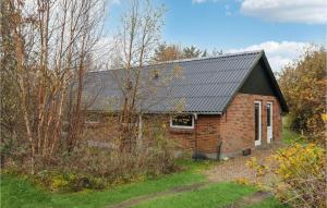 una casa in mattoni con tetto nero di Lovely Home In Hurup Thy With Wifi a Sønder Ydby