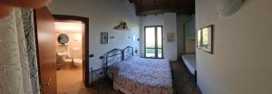 1 Schlafzimmer mit einem Bett und einem Bad in der Unterkunft Azienda agricola biologica Le Lucciole in Bertinoro