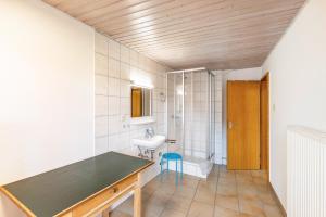 ein Bad mit einem Waschbecken und einem WC in der Unterkunft Ferienwohnungen Metzgerpost in Altensteig