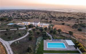 vista aerea su una villa con piscina di 3 Bedroom Awesome Home In Ragusa a Ragusa