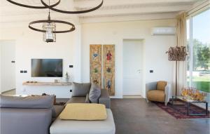 een woonkamer met een bank en een tv bij 3 Bedroom Awesome Home In Ragusa in Ragusa