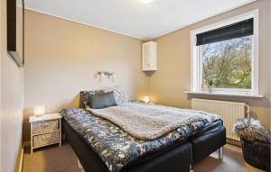 sypialnia z łóżkiem i oknem w obiekcie Beautiful Home In Hurup Thy With Wifi w mieście Doverodde