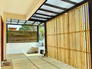 Habitación con pared de madera y banco. en Sunny, en Florianópolis