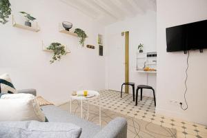 uma sala de estar com um sofá e uma mesa em cosy studio#heart of Le Marais.2 em Paris
