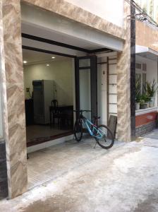 una bicicletta parcheggiata all'esterno di una casa di Ngoc Binh Hotel a Hue