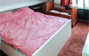 een bed met een roze laken in een kamer bij 2 Bedroom Cozy Home In Noordwijkerhout in Noordwijkerhout