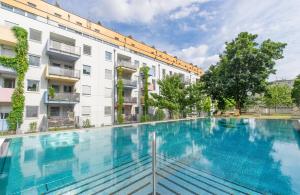 Der Swimmingpool an oder in der Nähe von IG City Apartments OrchideenPark