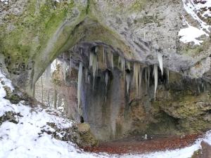 an ice cave on a mountain in the snow at Apfelbluete und Paradies 