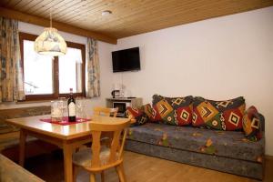 ein Wohnzimmer mit einem Sofa und einem Tisch in der Unterkunft Haus Trantrauas in Gaschurn