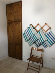 una habitación con una silla y toallas colgadas en la pared en VILLA MARE, en Rena Majore