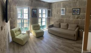 un soggiorno con divano e 2 sedie di Casa Arco a Pontevedra