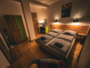 um quarto com uma cama e uma secretária num quarto em Pod Gromadzyniem Resort em Ustrzyki Dolne