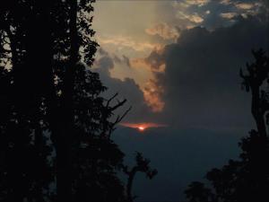 Alba o tramonto visti dall'interno della stanza in casa privata o dai dintorni