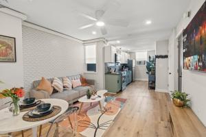 Posezení v ubytování E Passyunk Ave 1 BR Gem - Prime Location!
