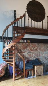 una escalera de caracol de madera en una habitación con chimenea en A loft apartment in warsaw, en Michałowice